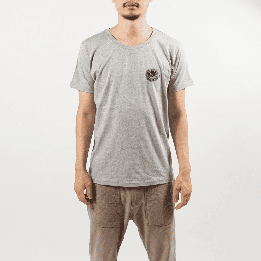 壊れた時計Tシャツ男性モデル正面