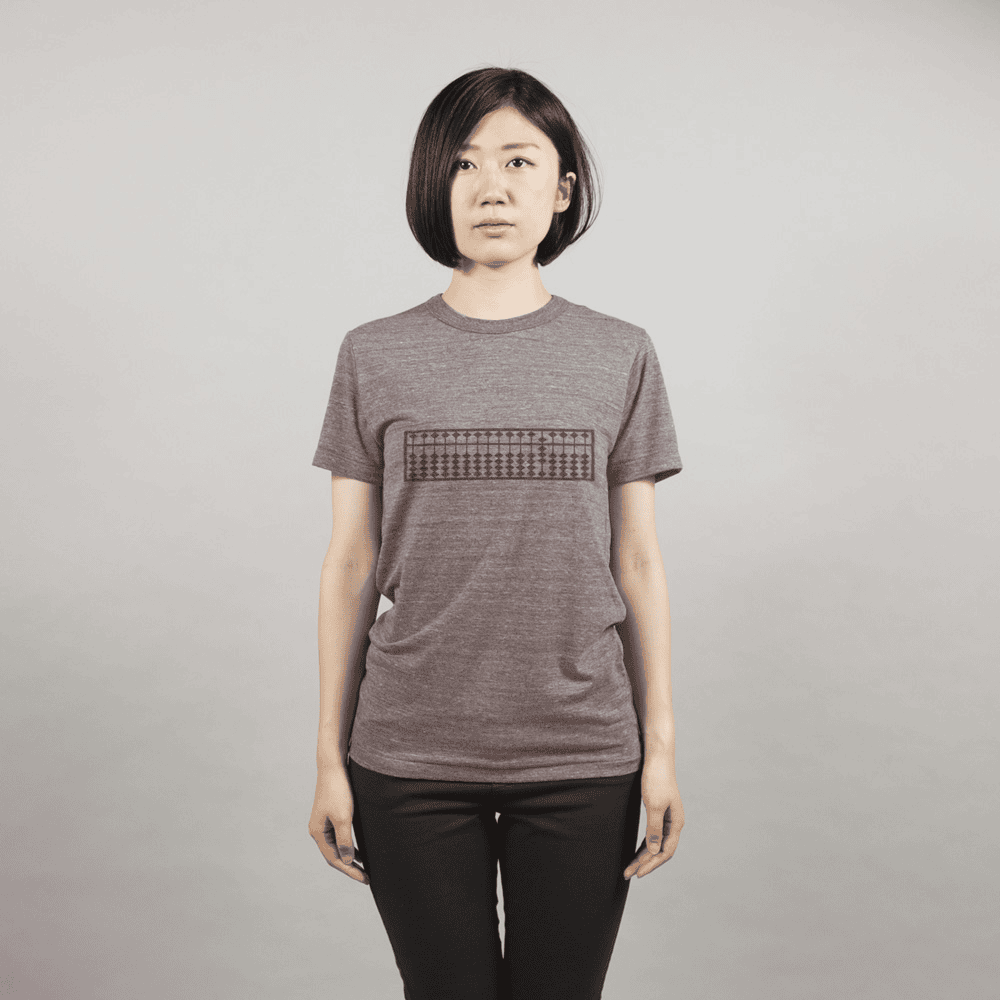 そろばんTシャツ女性モデル正面