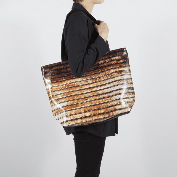 錆びたシャッター　トートバック CropClutch