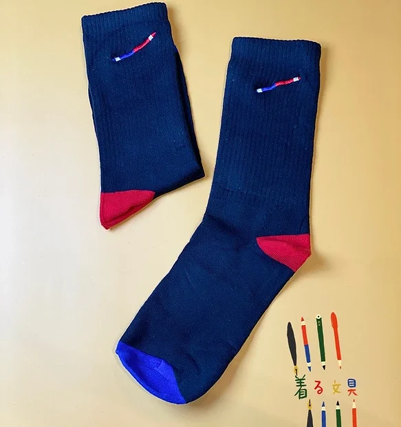 着る文具 赤青鉛筆 刺繍ソックス レディース/メンズ 靴下